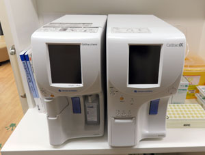 血球計数機とＣＲＰ測定器